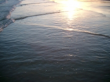 Flache Wellen im Sonnenuntergang