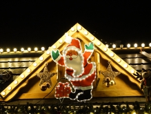 Leuchtender Weihnachtsmann auf dem Weihnachtsmarkt