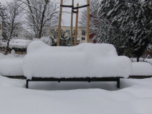 Parkbank mit dicker Schneehaupe