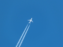 Flugzeug am strahlend blauen Himmel