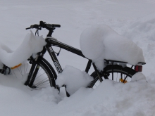Fahrrad im tiefen Schnee