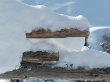 Holzebalken mit Schnee