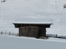 Holzhütte in Schneelandschaft 1