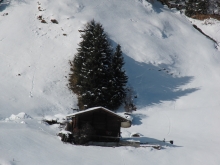 Holzhütte in Schneelandschaft 2