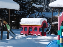 Spielplatz Eisenbahnwagon im Winter