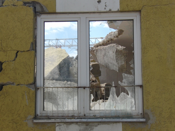 Steine im kaputten Fenster