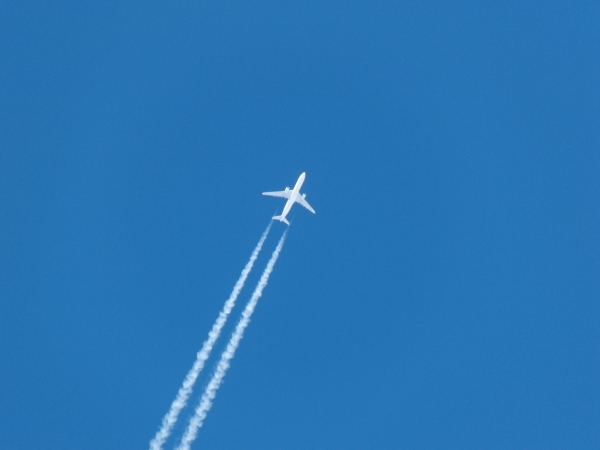 Flugzeug am strahlend blauen Himmel